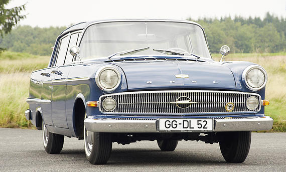 Opel Kapitän P 2.6 - AUTO ZEITUNG Archiv Der Opel Kapitän P 2.6 stehend von vorne