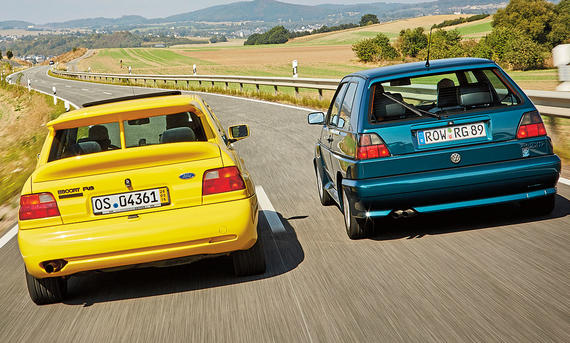 VW Golf Rallye G60 und Ford Escort RS Cosworth fahrend von hinten