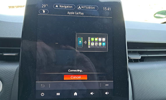 Kabellose Apple CarPlay- und Android-Auto-Adapter im Test - AUTO ZEITUNG Der Verbindungsaufbau wird im Zentraldisplay eines Autos angezeigt.