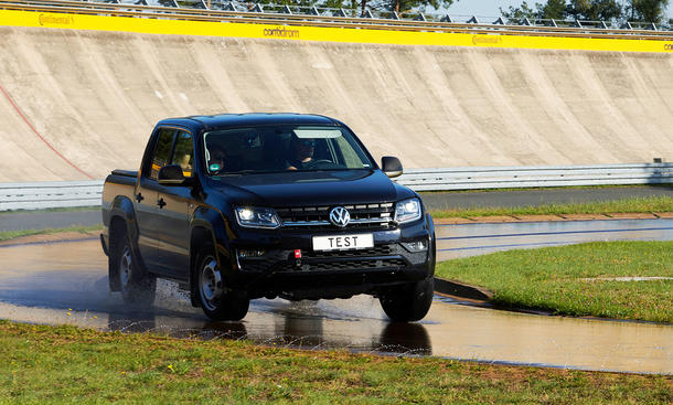 VW Amarok in der feuchten Kreisbahn des Contidroms, fotografiert von schräg vorne.