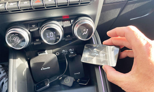 Das Testfeld von CarPlay und Auto-Android-Adaptern in der Mittelkonsole des Testwagens.