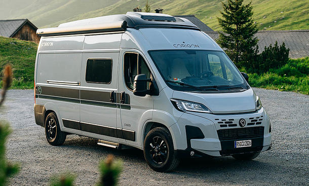 Das Bild zeigt den Corigon Campervan (2025) statisch von schräg vorne rechts fotografiert.