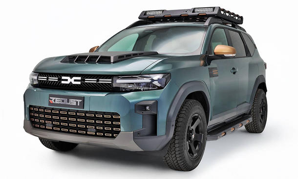 Der Dacia Bigster Redust Offroad (2025) vor weißem Hintergrund, Ansicht von vorne links.