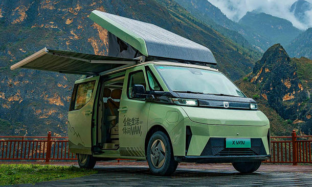 Das Bild zeigt den Farizon SV X-Van (2025) statisch von schräg vorne rechts. Die Markise und das Aufstelldach sind ausgefahren.