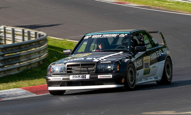 Rennversion des HWA Evo dynamisch von schräg vorn, fotografiert auf der Nordschleife des Nürburgrings.