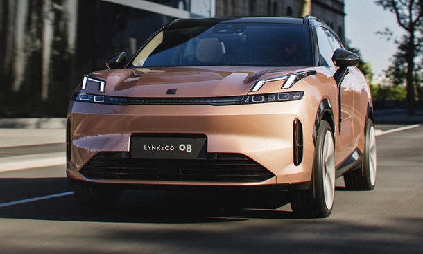 Der Lynk & Co 08 (2025) färht in einer Stadt, Ansicht von vorne.