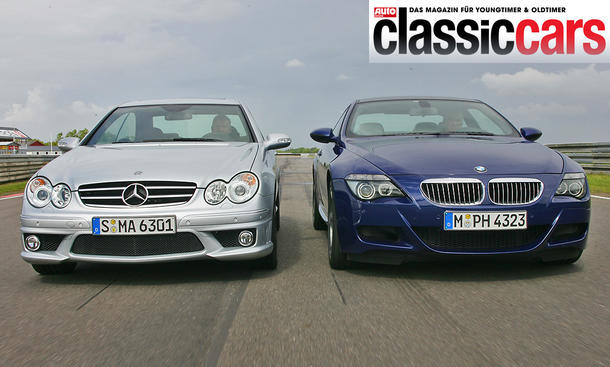 Mercedes CLK 63 AMG und BMW M6 nebeneinander auf der Rennstrecke, Ansicht von vorne.