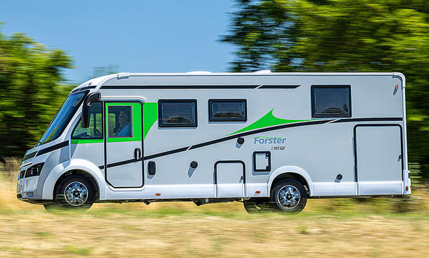 Das Bild zeigt den Forster I 745 QF (2025) fahrend von seitlich links fotografiert.