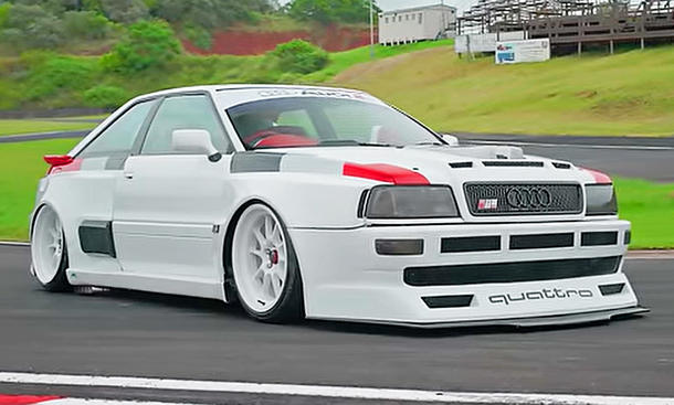 Der Audi S2 mit R8-V10 stehend von schräg vorne