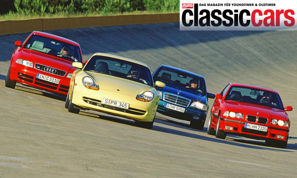 Audi S4, Porsche 911, Mercedes C43 und BMW M3 fahrend von vorne