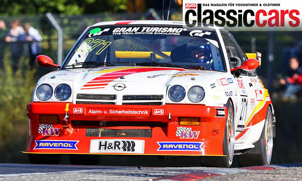 Der Beckmann-Opel Manta B fahrend von schräg vorne fotografiert.
