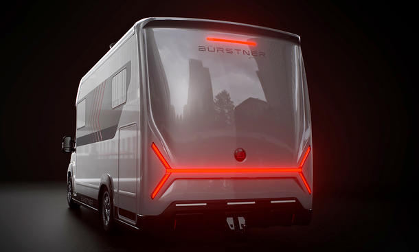 Das Rendering-Bild zeigt den Bürstner Signature SFT (2026) und die Lichtsignatur am Heck von schräg hinten.