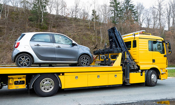 E-Auto abschleppen: Symbolbild zeigt Smart Forfour EQ auf einem Abschleppwagen.