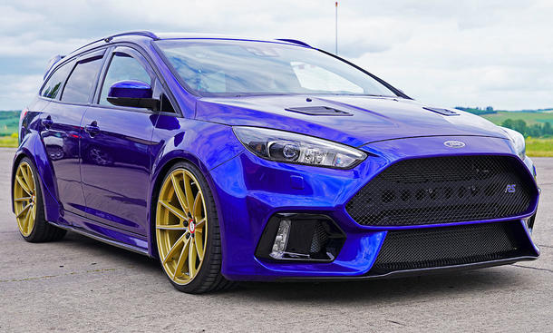 Der Ford Focus RS Turnier stehend von schräg vorne