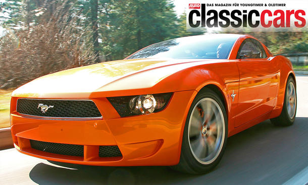 Der Ford Mustang Giugiaro fahrend von schräg vorne