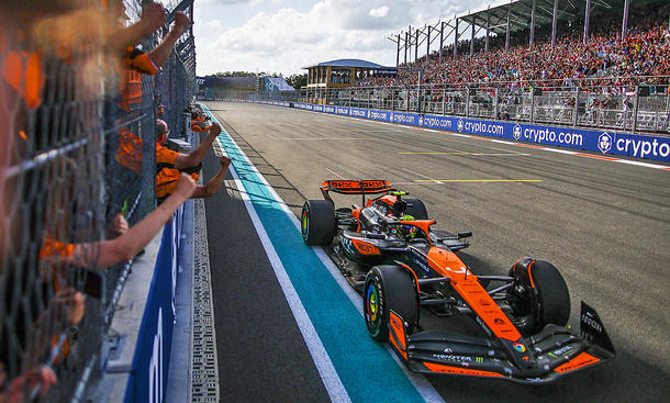 Die Siegeseinfahrt von Lando Norris im McLaren beim Formel 1 Miami-GP 2024