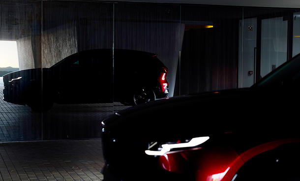 Teaser zeigt Profil des Mazda CX-5 (2025) im Halbdunkeln, sodass nur die groben Umrisse zu erkennen sind.