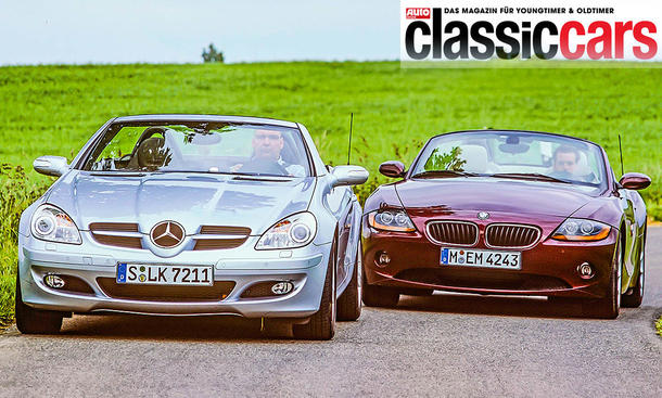 Mercedes SLK 200 Kompressor/BMW Z4 2.2i statisch von schräg vorne fotografiert. 