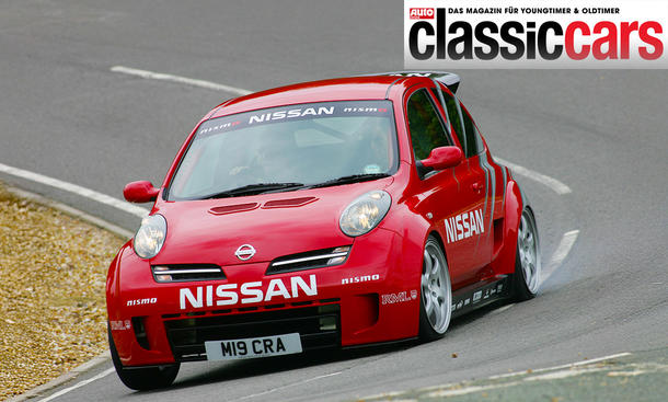 Der Nissan Micra 350SR fahrend von schräg vorne fotografiert. 