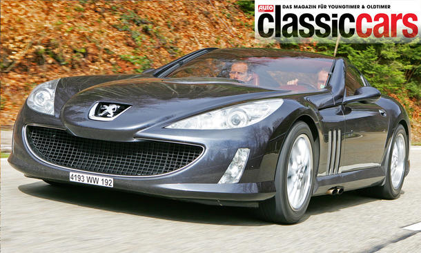 Der Peugeot 907 fahrend von schräg vorne