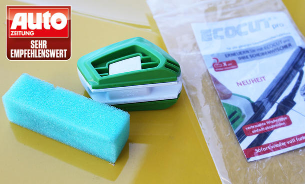 Scheibenwischer-Schneider Ecocut Pro mit Schwamm und Bedienungsanleitung auf einer Motorhaube.