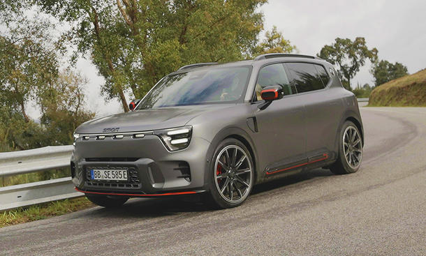 Smart #5 Brabus (2025) fährt um die Kurve von schräg vorne fotografiert.