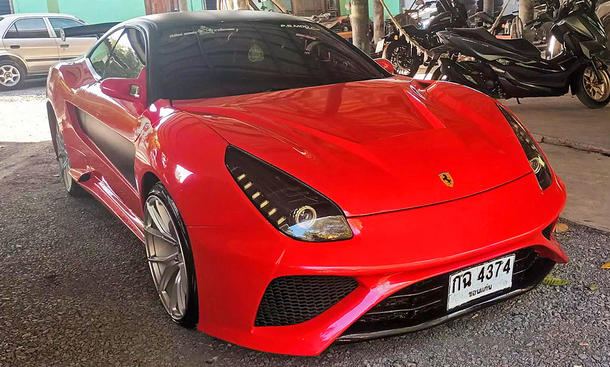 Die Toyota Celica T20 im Ferrari-F12-Look stehend von vorne