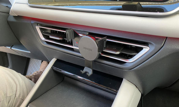 UGreen-Handyhalter in Testauto montiert, fotografiert von rechts am Lüftungsgitter