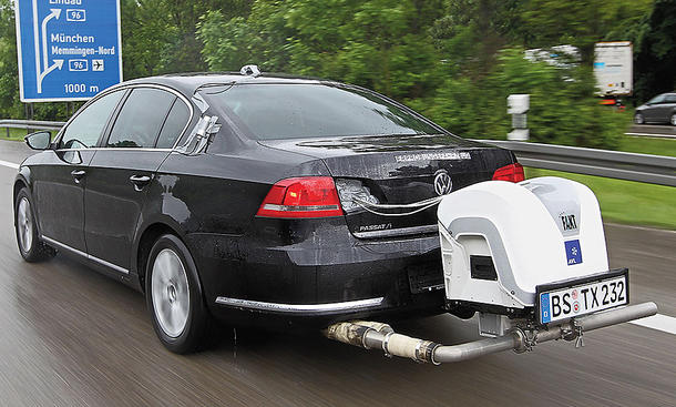 Ein fahrender VW Passat im Abgastest auf einer Straße.