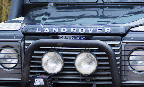 Frontansicht eines Land Rover Defender mit Zusatzscheinwerfern