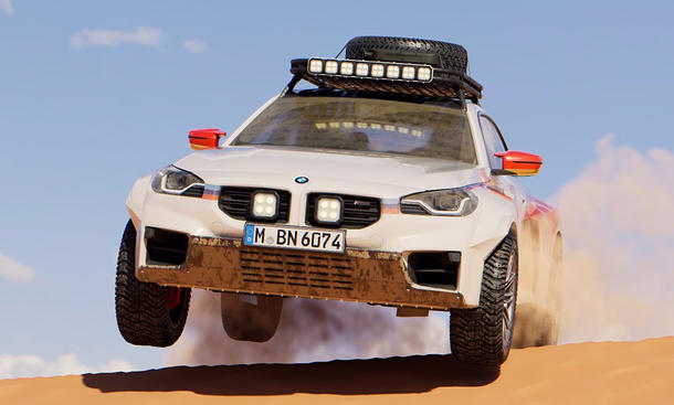 Der BMW M2 Dakar springt über eine Düne, von vorne fotografiert.