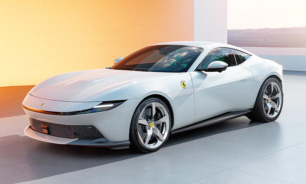 Der Ferrari Amalfi (2025) steht auf gefliestem Boden vor einem Haus, von vorne links fotografiert.