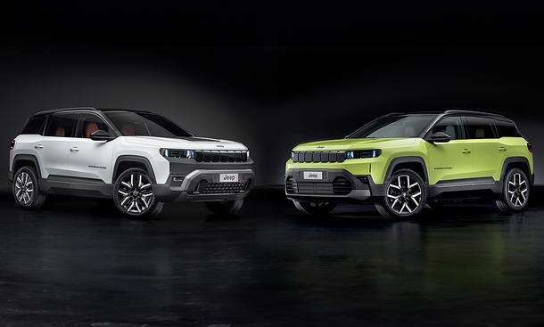 Zwei Jeep Compass (2025) stehen nebeneinander vor schwarzem Hintergrund.