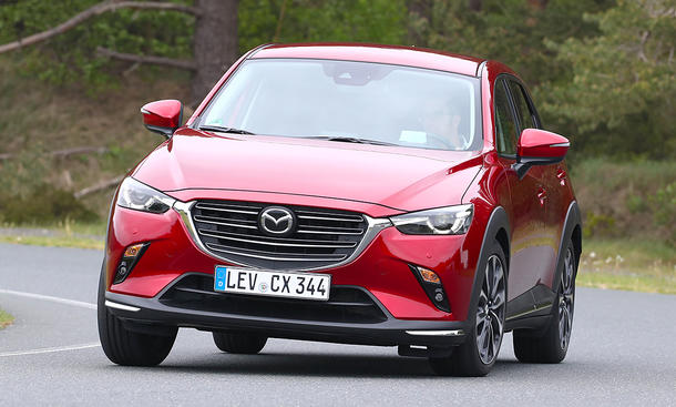 Der Mazda CX-3 (2018) fährt eine Rechtskurve, von vorne fotografiert.