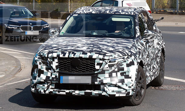 Der Mazda CX-5 (2026) fährt als Erlkönig auf einer Straße, von vorne fotografiert.