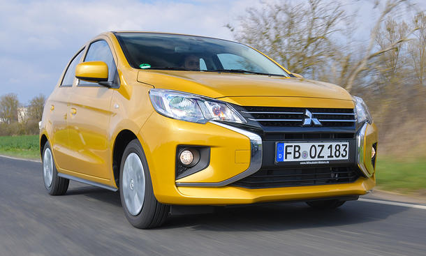 Der Mitsubishi Space Star (2020) fährt auf einer Straße geradeaus, von vorne rechts fotografiert.