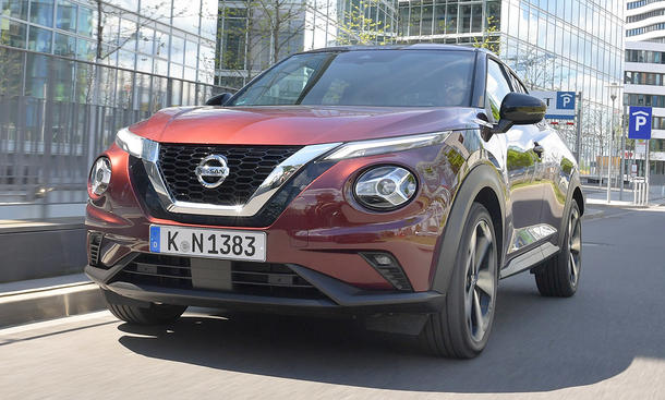 Der Nissan Juke (2019) fährt durch eine urbane Umgebung, von vorne fotografiert.