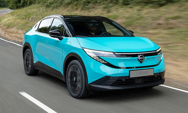 Der Nissan Leaf (2025) fährt auf einer Landstraße, von vorne rechts fotografiert.