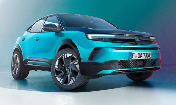 Der Opel Mokka Facelift (2025) von vorne rechts in einer Studioumgebung fotografiert.