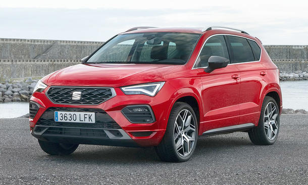 Das Seat Ateca Facelift (2020) steht an einem Gewässer, von vorne links fotografiert.