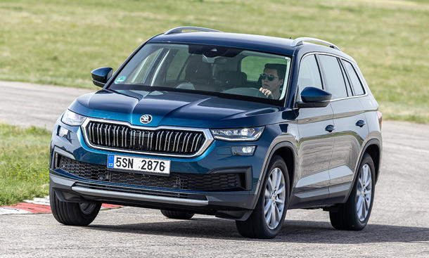 Der Skoda Kodiaq (2021) fährt auf der Rundstrecke durch eine Rechtskurve, von vorne links fotografiert.