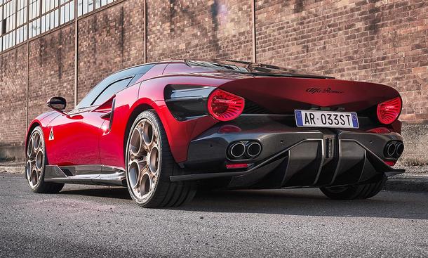 Der Alfa Romeo Stradale 33 (2023) stehend von schräg hinten fotografiert.