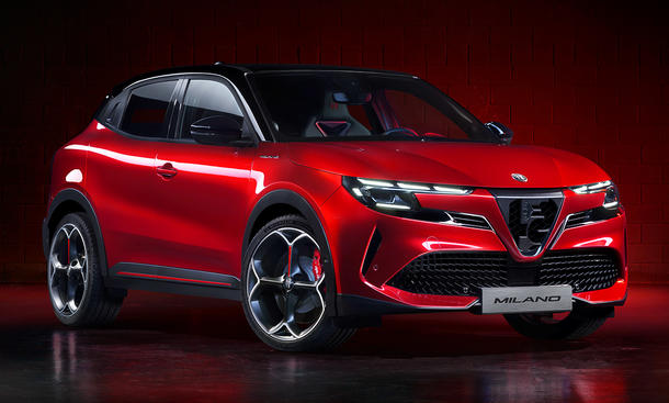 Alfa Romeo Junior Elettrica (2024) statisch von schräg vorne fotografiert.