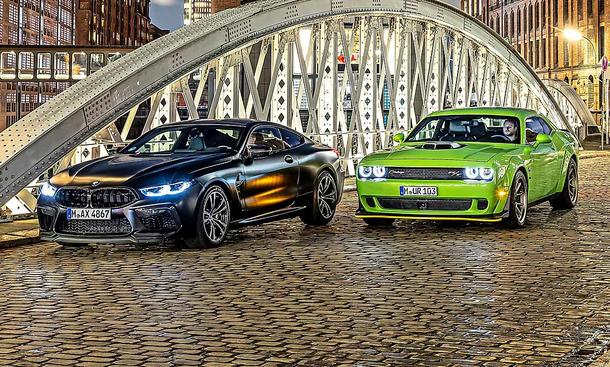 BMW M8 Competition/Dodge Challenger R/T; stehend, schräg vorne