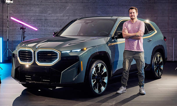 Der BMW XM (2023) mit Redakteur Sven Kötter von schräg vorne.