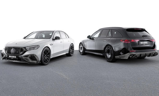Der Brabus 700 als Limousine und Kombi stehend von schräg vorne und hinten fotografiert.