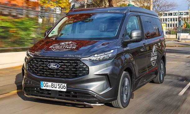 Das Bild zeigt den Bürstner Copa C 500 (2025) fahrend von schräg vorne links fotografiert.