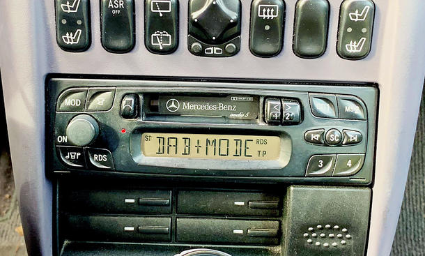 Ein älteres Autoradio im Armaturenbrett, das den DAB+ Mode anzeigt.