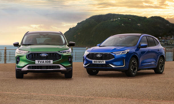 Zwei Exemplare des Ford Kuga Facelift (2024) stehen nebeneinander.