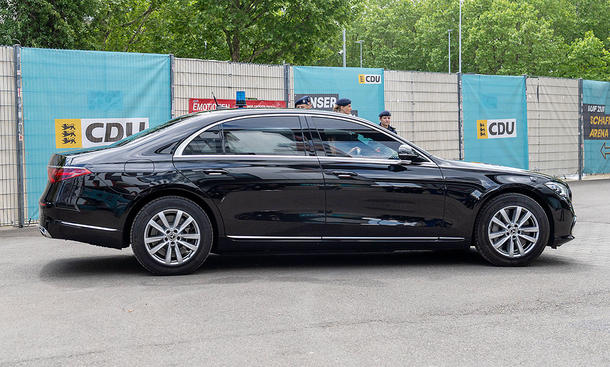 Friedrich Merz im Kanzlerauto Mercedes S 680 Guard: Das Kanzlerauto fährt vor CDU-Wahlplakaten vor, zu sehen ist Merz nicht.